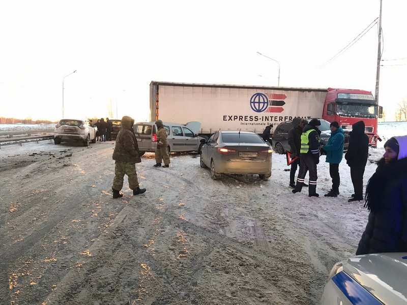 Восемь машин попали в аварию на трассе под Челябинском