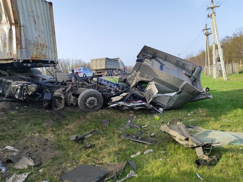 Два большегруза попали в аварию на трассе М-4 Дон в Воронежской области