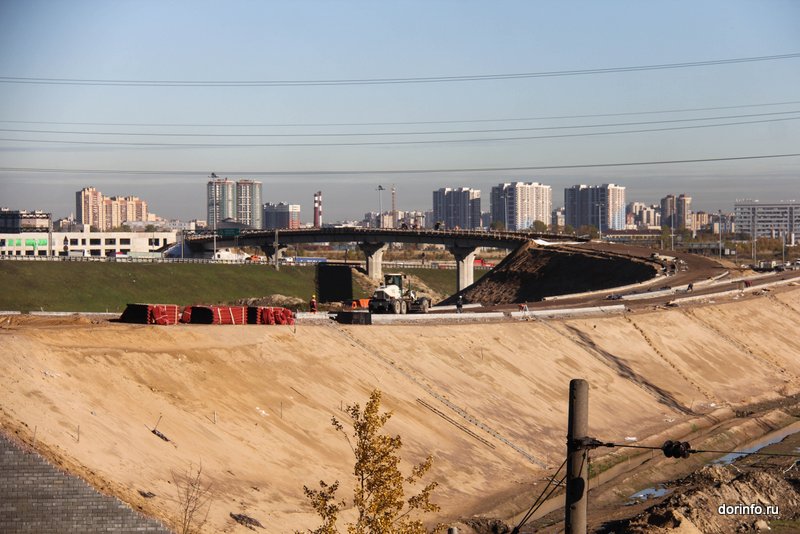 На трассе М-1 Беларусь в Подмосковье строят развязку в районе поселка Дорохово