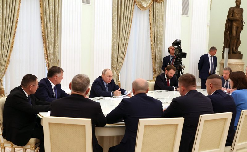 Строительство дорог и мостов обсудили на совещании в Кремле