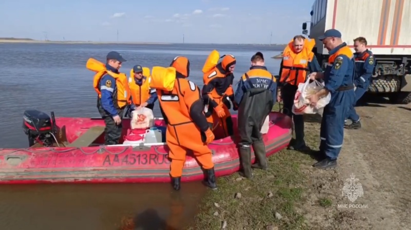 МЧС России продолжает ликвидировать последствия паводка в Оренбургской, Курганской и Тюменской областях
