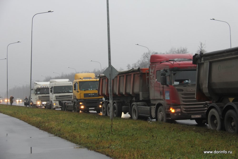На время ПМЭФ ограничат движение грузовиков по участку КАД Петербурга