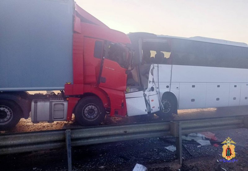 В аварии с фурой и автобусом на трассе Р-22 Каспий в Рязанской области один человек погиб, 13 пострадали