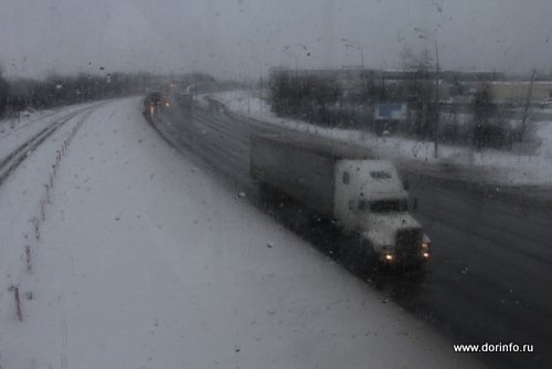 Из-за непогоды и неубранных дорог грузовикам закрыли въезд в Волгоград