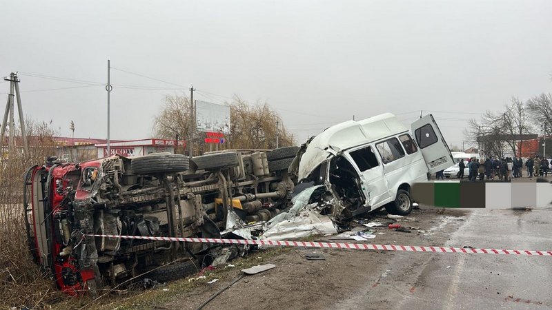Восемь человек погибли в ДТП с КАМАЗом и рейсовым микроавтобусом на Ставрополье