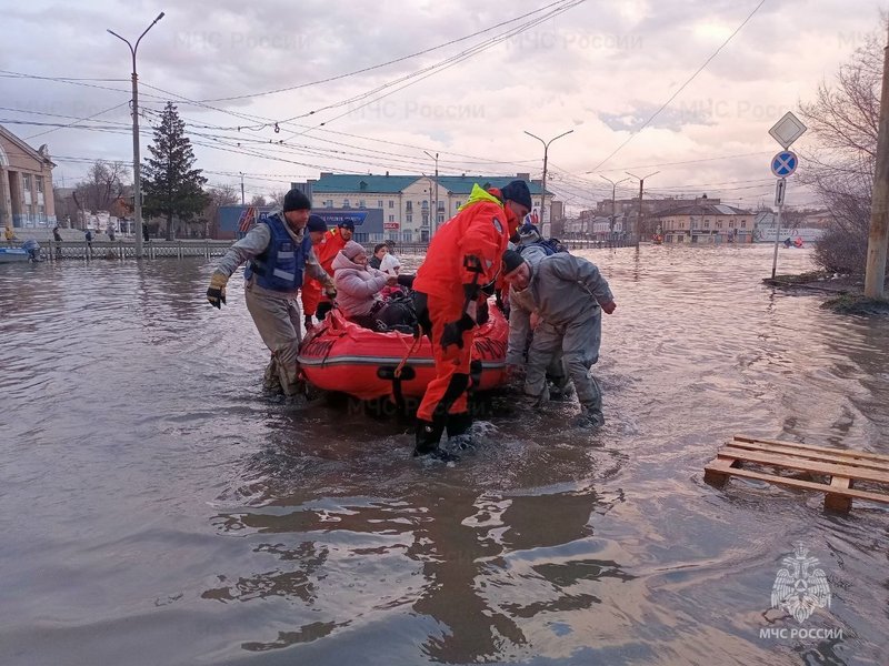 Паводок в Оренбуржье: подтоплено 40 мостов, эвакуация жителей, разрушение дамбы в Орске