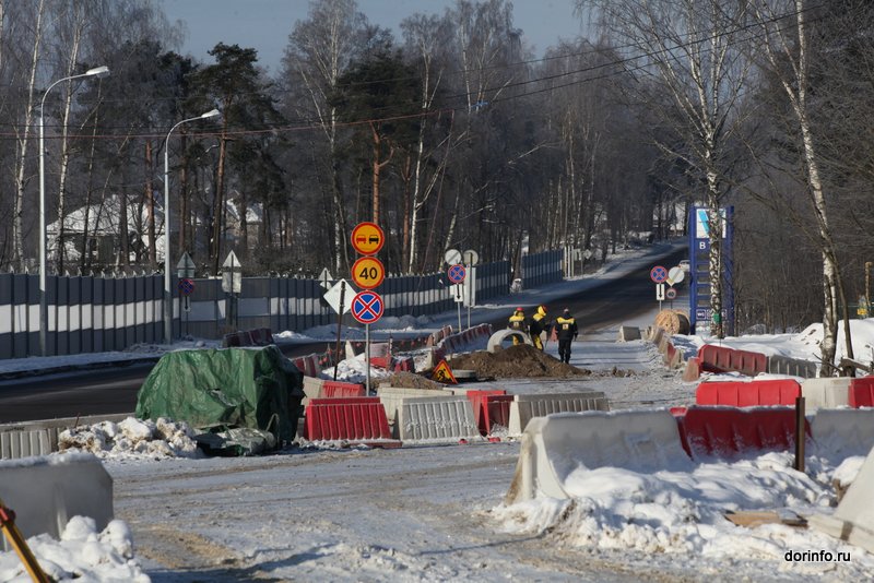 На трассе Надым – Салехард на Ямале уплотняют основание на подходе к мосту