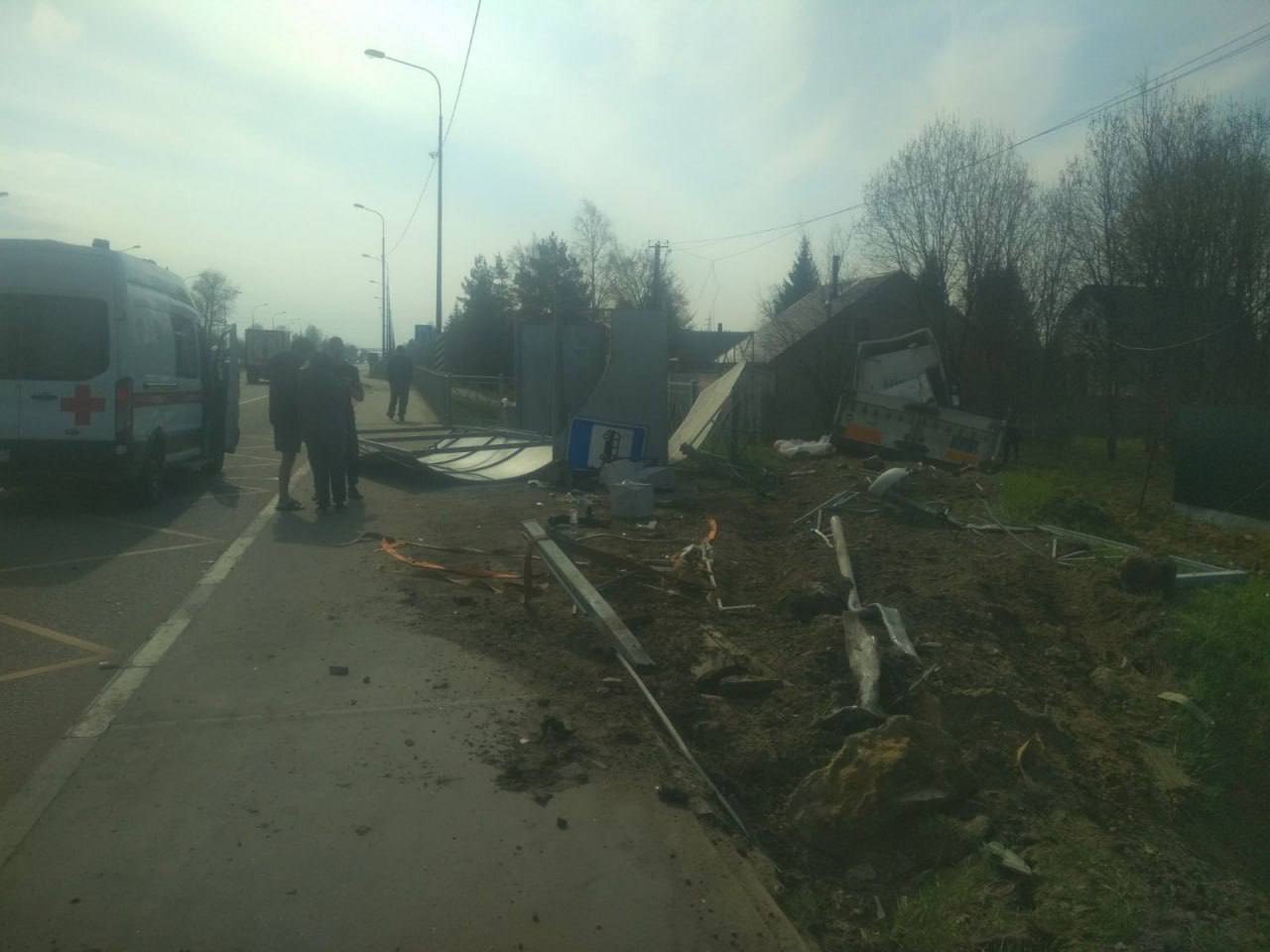 Грузовик снес автобусную остановку на трассе М-10 Россия в Ленобласти
