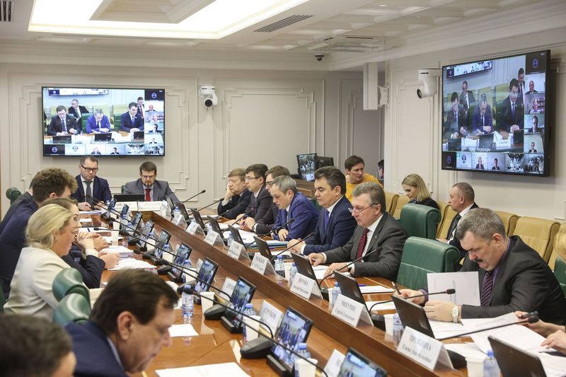 Меры поддержки транспортно-логистической отрасли обсудили в Совете Федерации