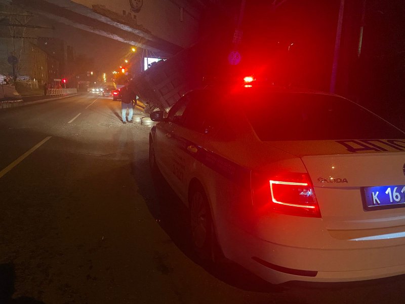Грузовик с поднятым кузовом повредил путепровод в Екатеринбурге