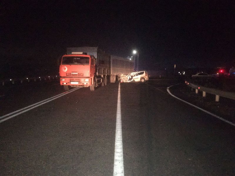 КАМАЗ столкнулся с легковушкой на трассе А-167 на Ставрополье: двое погибли