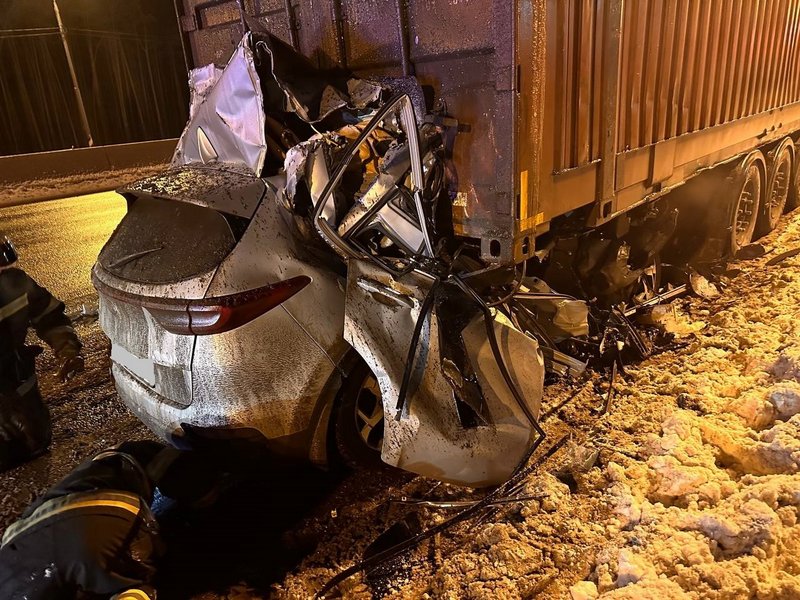 Иномарка врезалась в стоящий грузовик на трассе М-10 в Тверской области: погиб человек