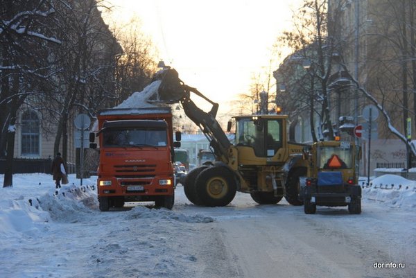 Более 450 единиц спецтехники разбираются с последствиями ночного снегопада в Приморье