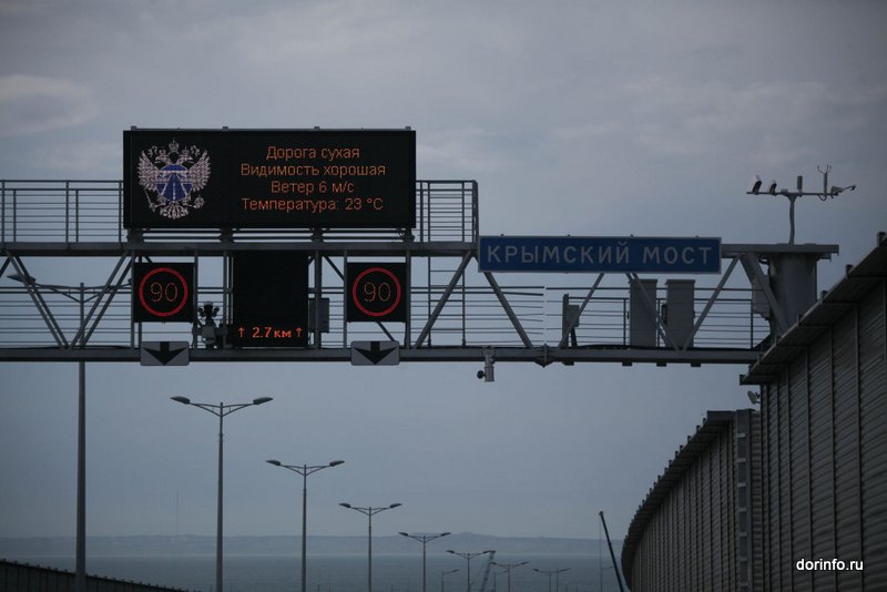 В очереди перед Крымским мостом с каждой стороны находится около 350 машин