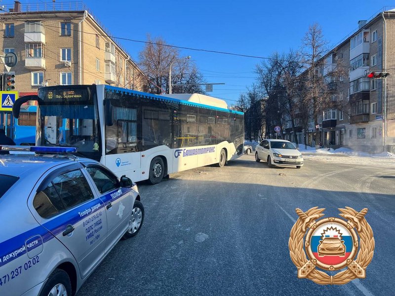 В ДТП с автобусом и трамваем в Уфе пострадали четыре человека