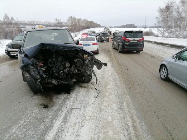 Водитель и пассажир иномарки погибли в утреннем ДТП в Новосибирской области