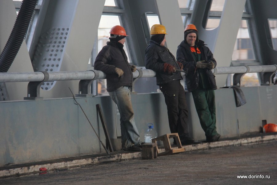На Октябрьском мосту в Новосибирске устраивают водоотвод