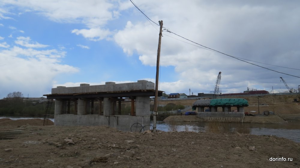 На мосту на трассе Благовещенск – Гомелевка в Приамурье ремонтируют опоры