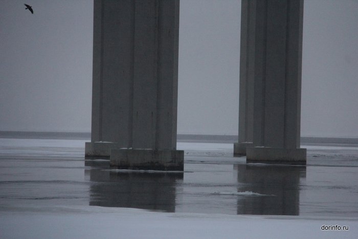 Спасатели предупреждают об опасности выхода на лед в районе строительства моста через Волгу в Самарской области