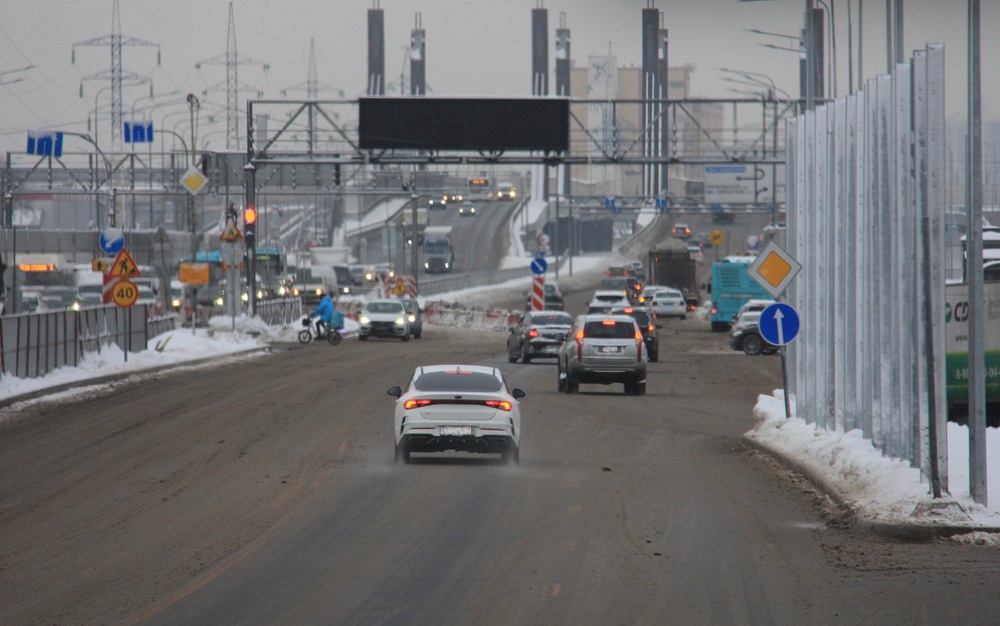 В зоне дефшвов на Ленинградском мосту в Омске обнаружили просадку - недочеты устранят с наступлением тепла