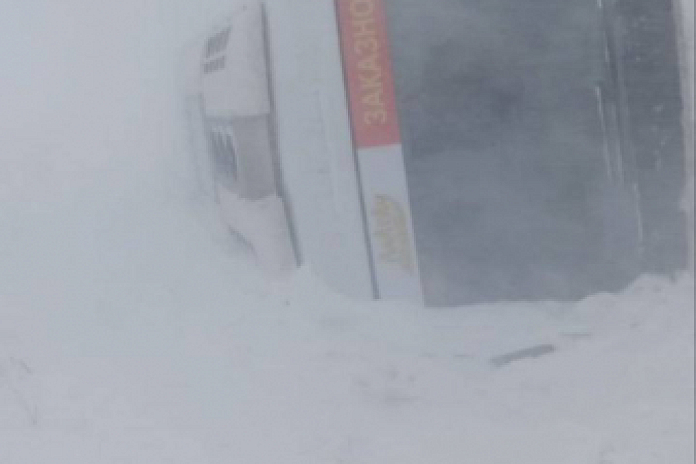 Автобус с пассажирами опрокинуло ветром в Красноярском крае