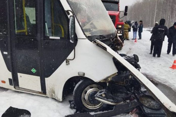 Водитель иномарки погиб в ДТП с пассажирской «Газелью» в Омской области