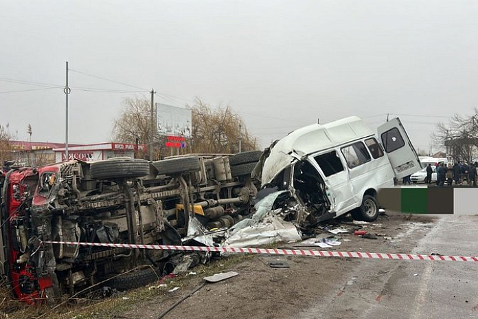 Восемь человек погибли в ДТП с КАМАЗом и рейсовым микроавтобусом на Ставрополье