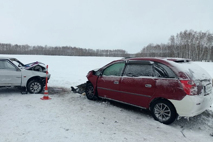 В утренней аварии в Омской области погибли водитель и пассажир ВАЗа