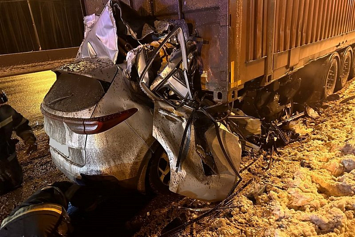Иномарка врезалась в стоящий грузовик на трассе М-10 в Тверской области: погиб человек