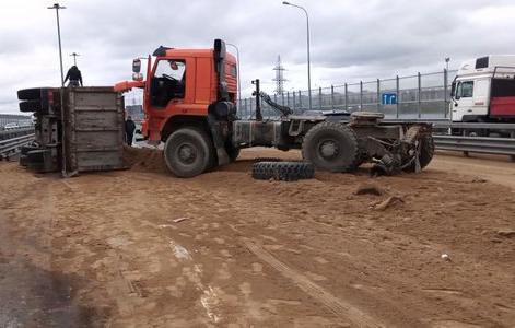Участок внутреннего кольца КАД Петербурга перекрыт из-за уборки песка после ДТП