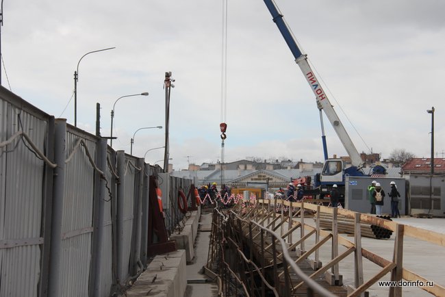 Завершается омоноличивание швов на восьмом пролете Славянского моста в Брянске
