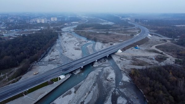 Три путепровода возводят на строящемся обходе Владикавказа в Северной Осетии