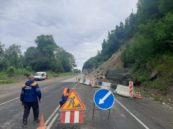 На участке трассы Р-258 Байкал в Иркутской области продолжаются работы по ликвидации последствий оползня