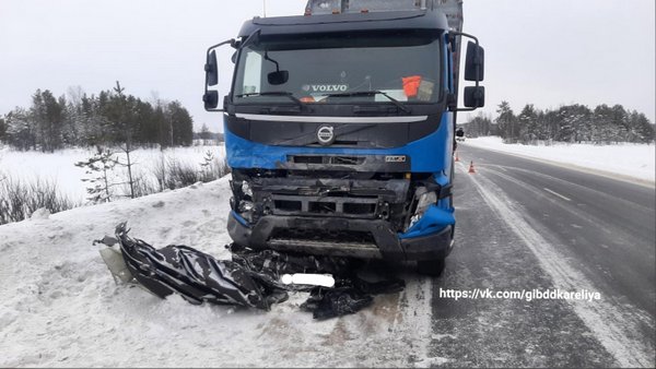 В аварии с иномаркой и фурой на трассе Р-21 Кола в Карелии погибла женщина