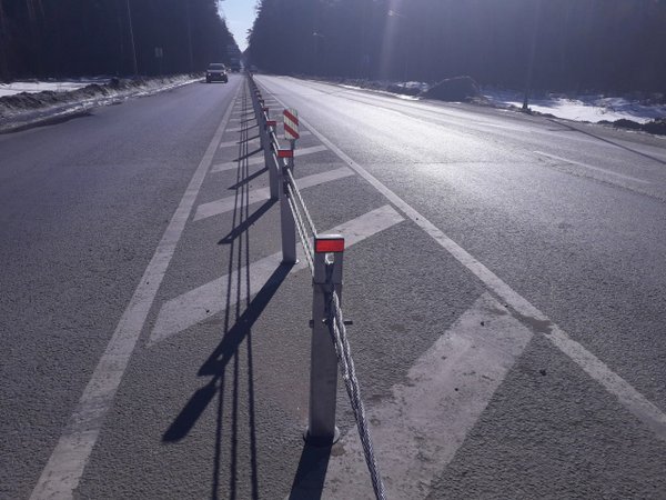 На участке Лыткаринского шоссе в Подмосковье установили трос с алюминиевым покрытием