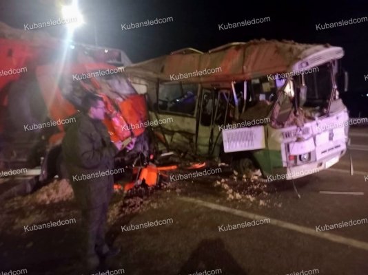 В аварии с автобусом и грузовиком на трассе Р-217 Кавказ на Кубани погиб человек