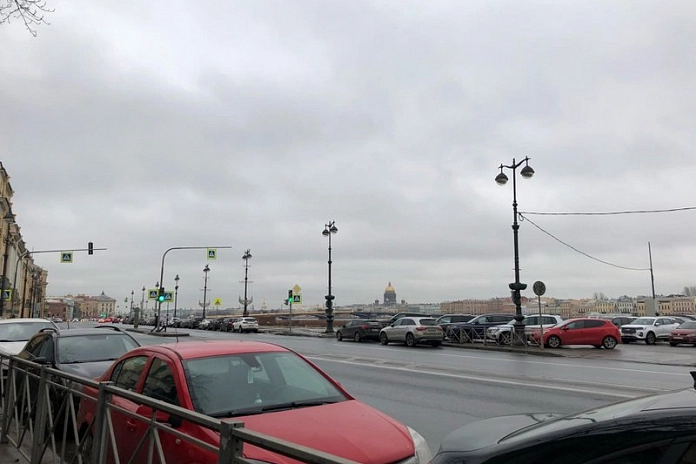 Дорожники Петербурга борются с гололедом