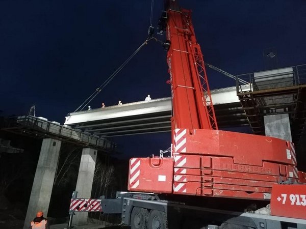 Завершается монтаж балок пролетов эстакады в Кольцово Новосибирской области