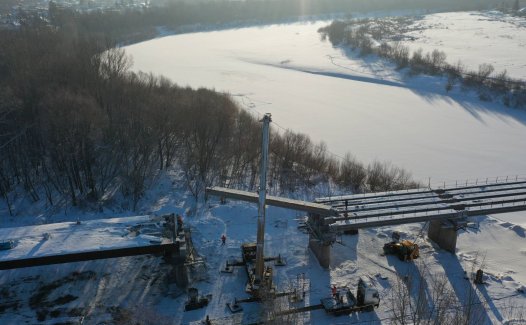 На ремонтируемом мосту через Чумыш в Заринске Алтайского края смонтировали балки пролетов