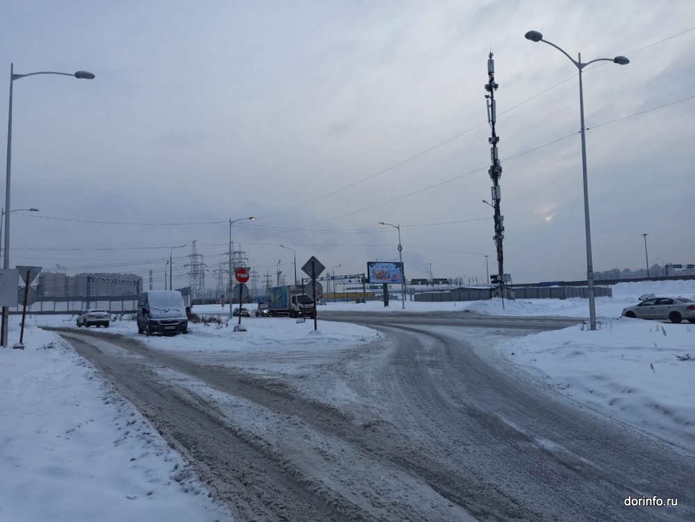 Съезд с кругового перекрестка на Охтинскую аллею-001.jpg