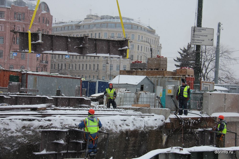 Мостовики монтируют первый элемент конструкции-001.JPG