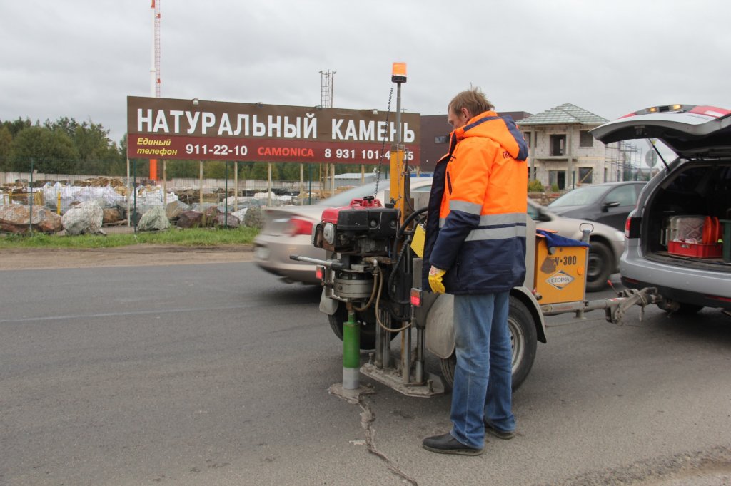 Асфальтобетонную смесь проверят на качество в лаборатории.jpg