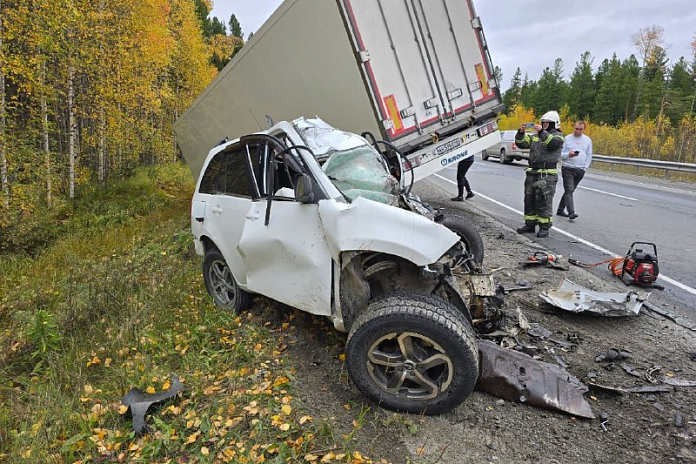 Водитель иномарки погиб в аварии с грузовиком на трассе Р-404 в ХМАО