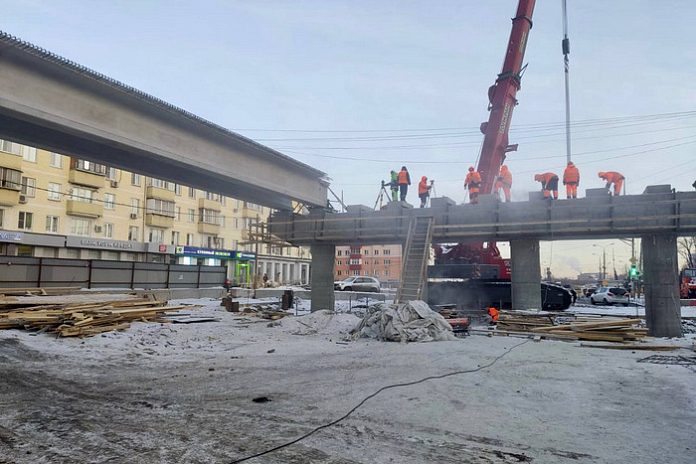 На Октябрьском проспекте в подмосковных Люберцах монтируют балки путепровода
