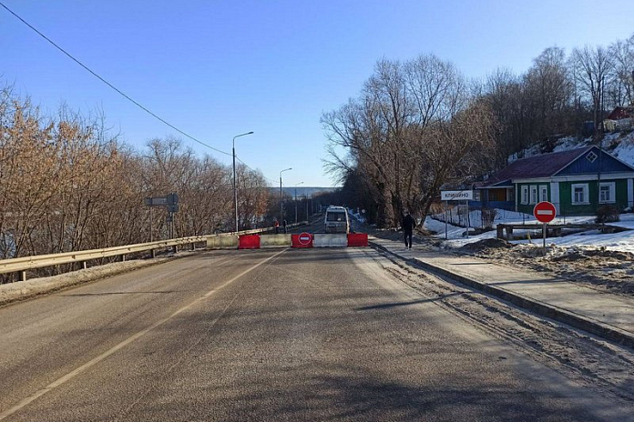 В подмосковных Озёрах развели наплавной мост через Оку