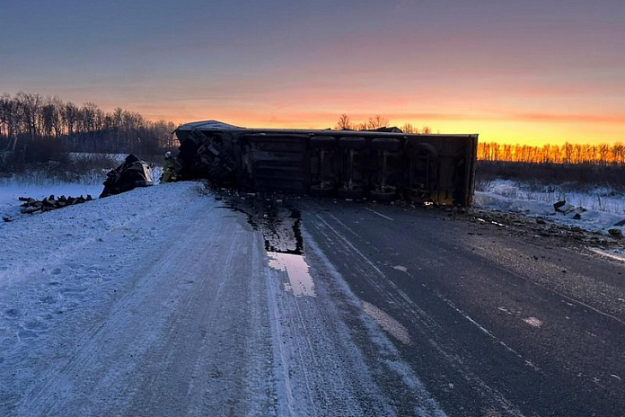 Водитель КАМАЗа погиб в ДТП с фурой DAF в Омской области