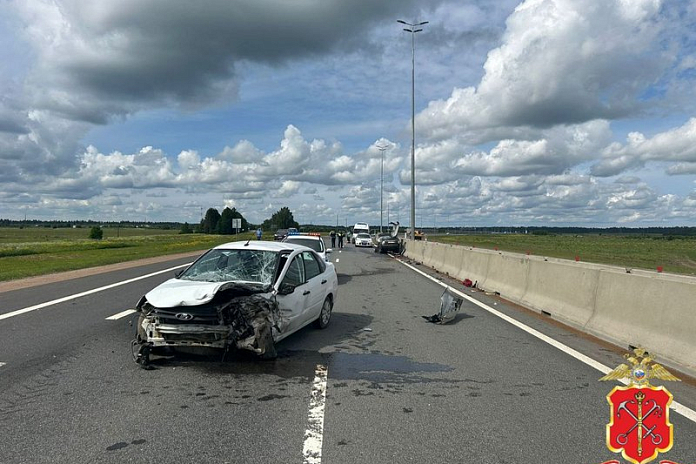 Водитель «Приоры» погиб в аварии на трассе А-180 Нарва в Ленобласти