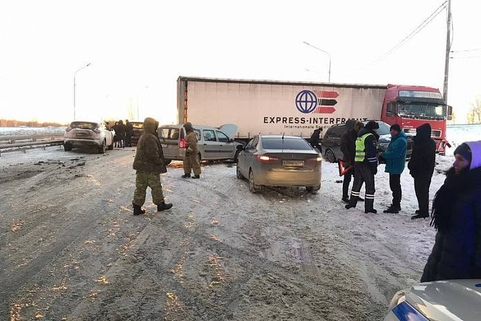 Восемь машин попали в аварию на трассе под Челябинском
