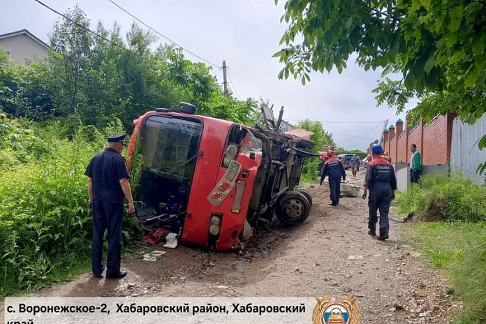 После опрокидывания автобуса в Хабаровском крае в больницу доставили 12 детей и двоих взрослых