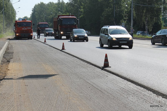 Верхний слой покрытия устраивают на участке дороги Гверстонь - Крупп - Кулье в Псковской области